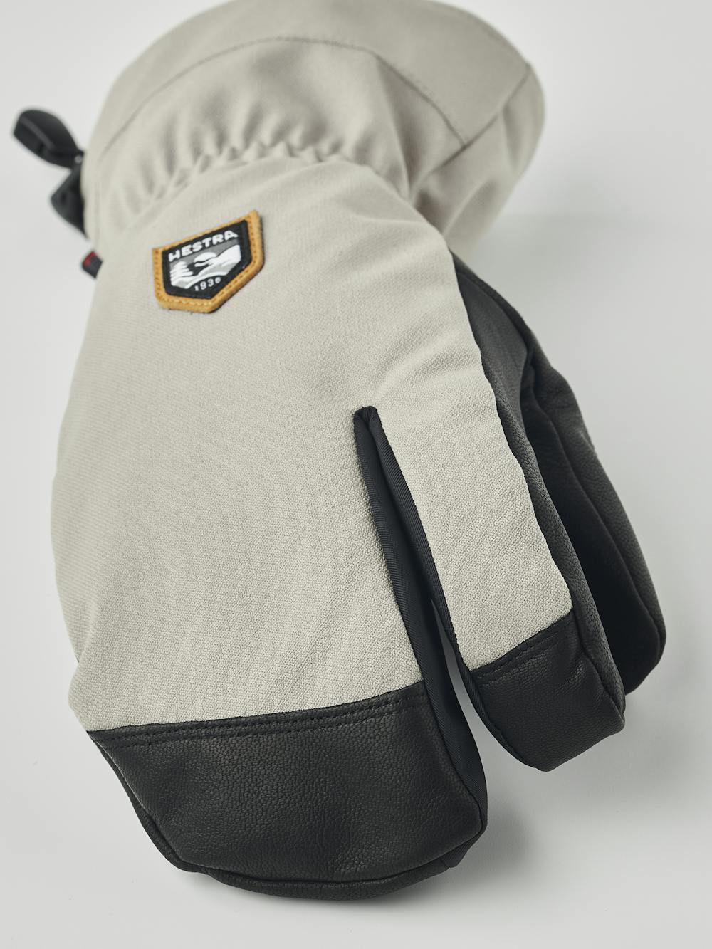 CZone Mountain 3-finger in the color Beige (2 of 5)