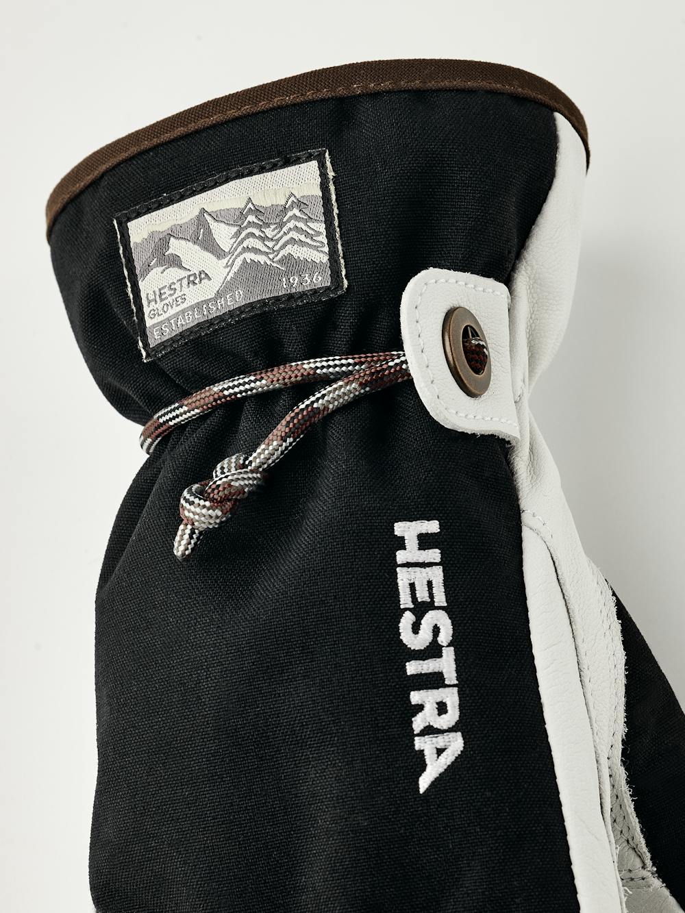 Svart barnhandske med vitt getskinn i innerhanden och handledsrem
 (3 av 5)