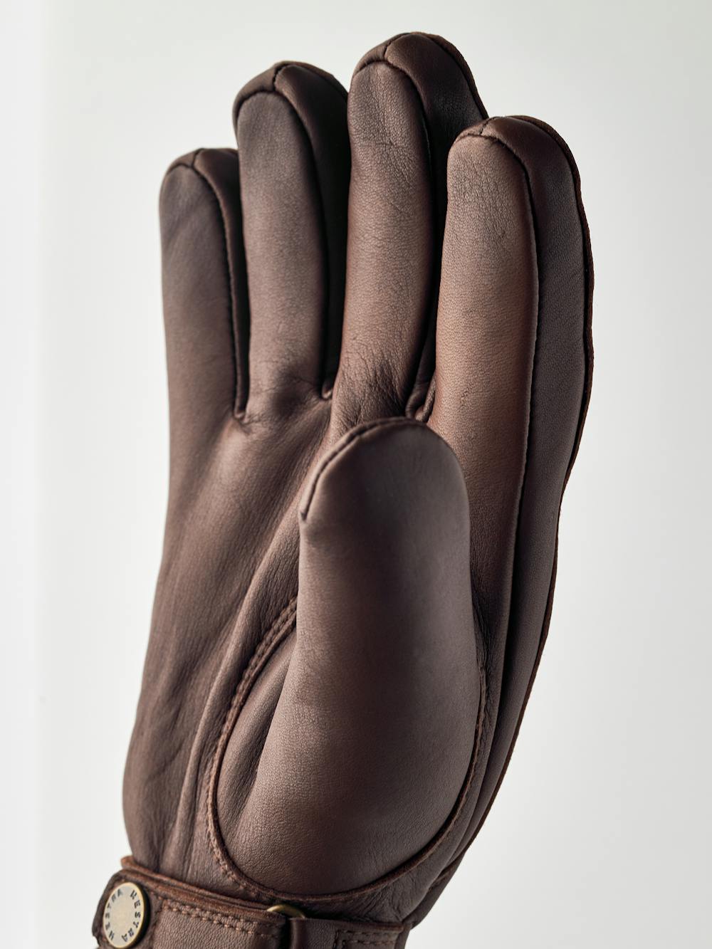 Brun maskinsydd handske i lammnappa med läderrem och knapp
(3 av 5)