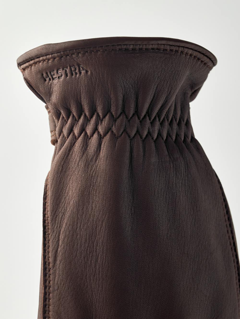 Brun maskinsydd handske i lammnappa med läderrem och knapp
 (4 av 5)