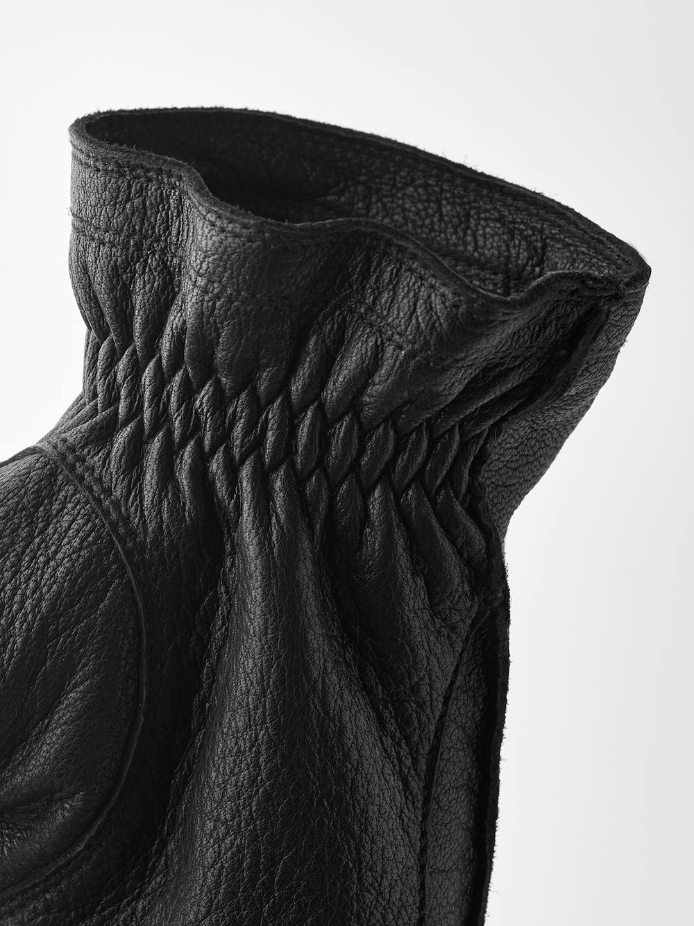 Svart maskinsydd handske i getskinn
 (5 av 5)