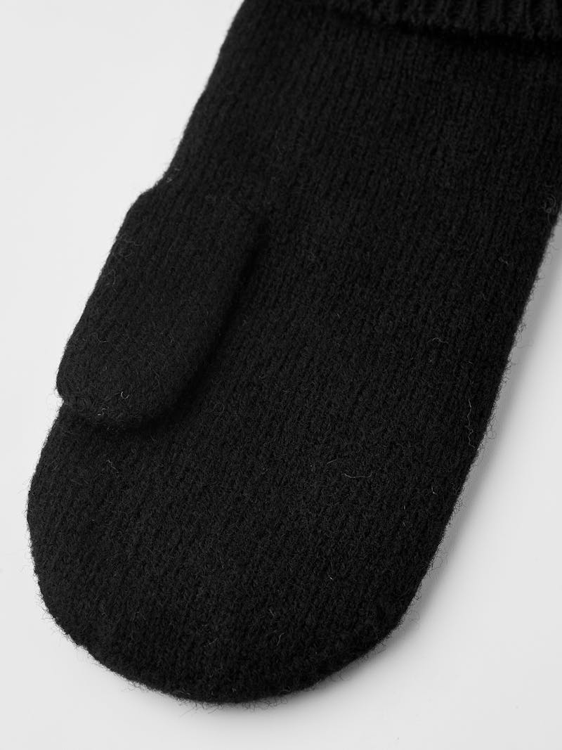 Black mitten in mottled wool yarn (2 of 3)