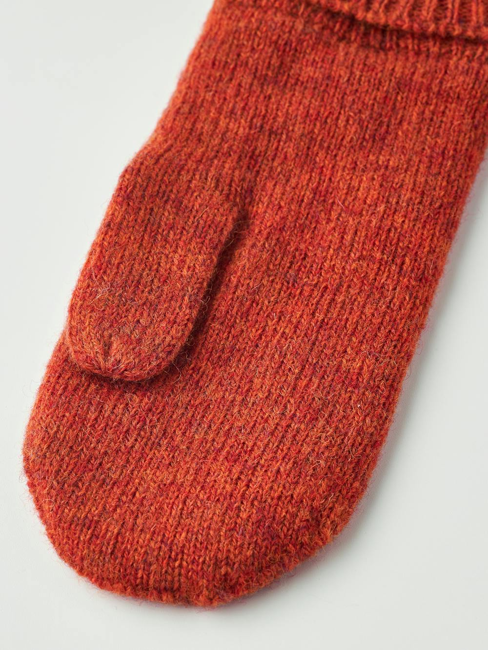 Brick red mitten in mottled wool yarn (2 of 3)