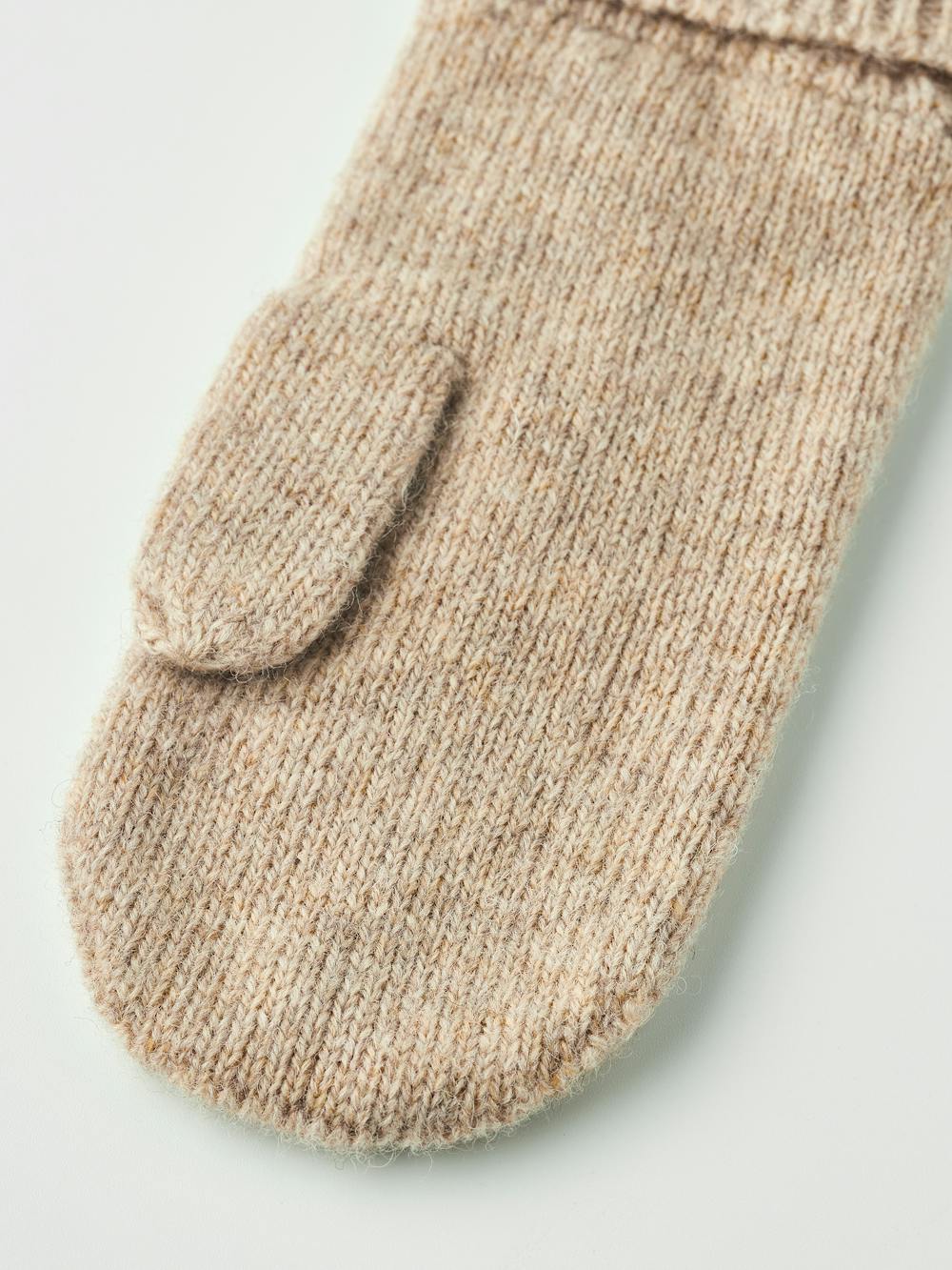 Beige mitten in mottled wool yarn (2 of 3)
