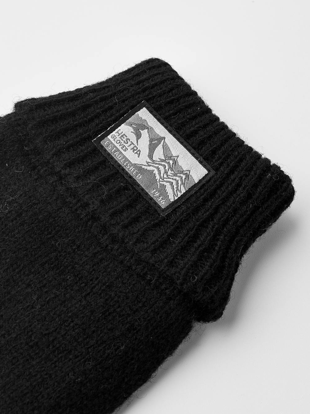 Black glove in mottled wool yarn (3 of 3)