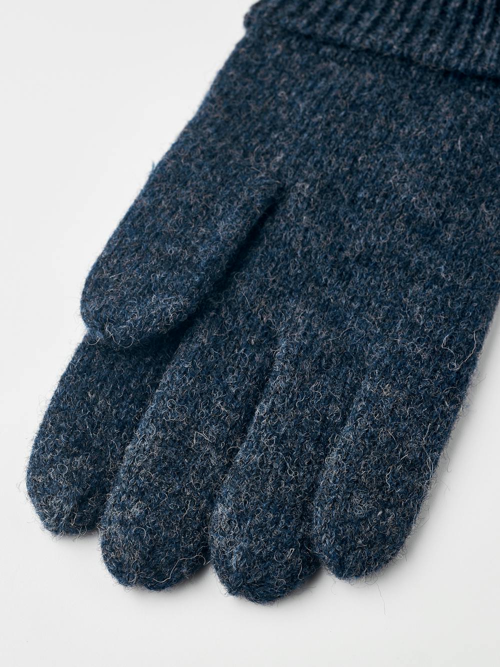 Dark blue glove in mottled wool yarn (2 of 3)