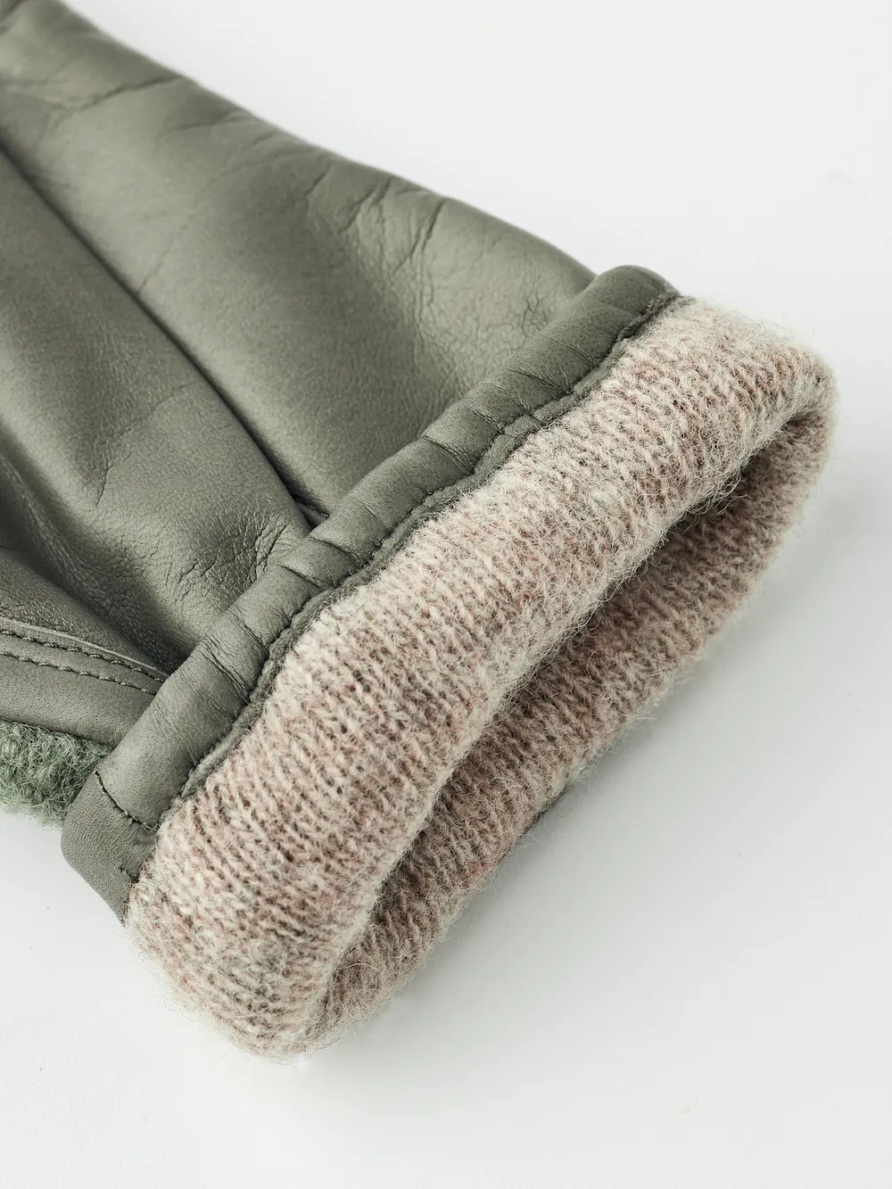 Green hairsheep leather glove with bouclé knitted back and small bow
(5 of 5)