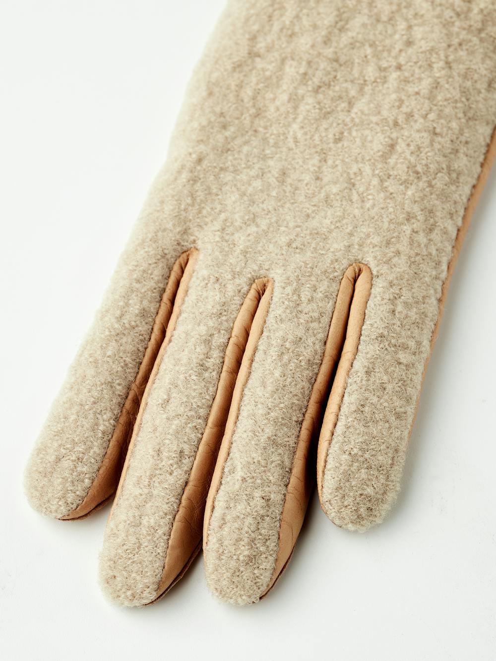 Dunkelbeiger Lederhandschuh aus Haarschafleder mit beigem Bouclé-Strick auf der Oberhand und kleiner Schleife
(2 oder 5)