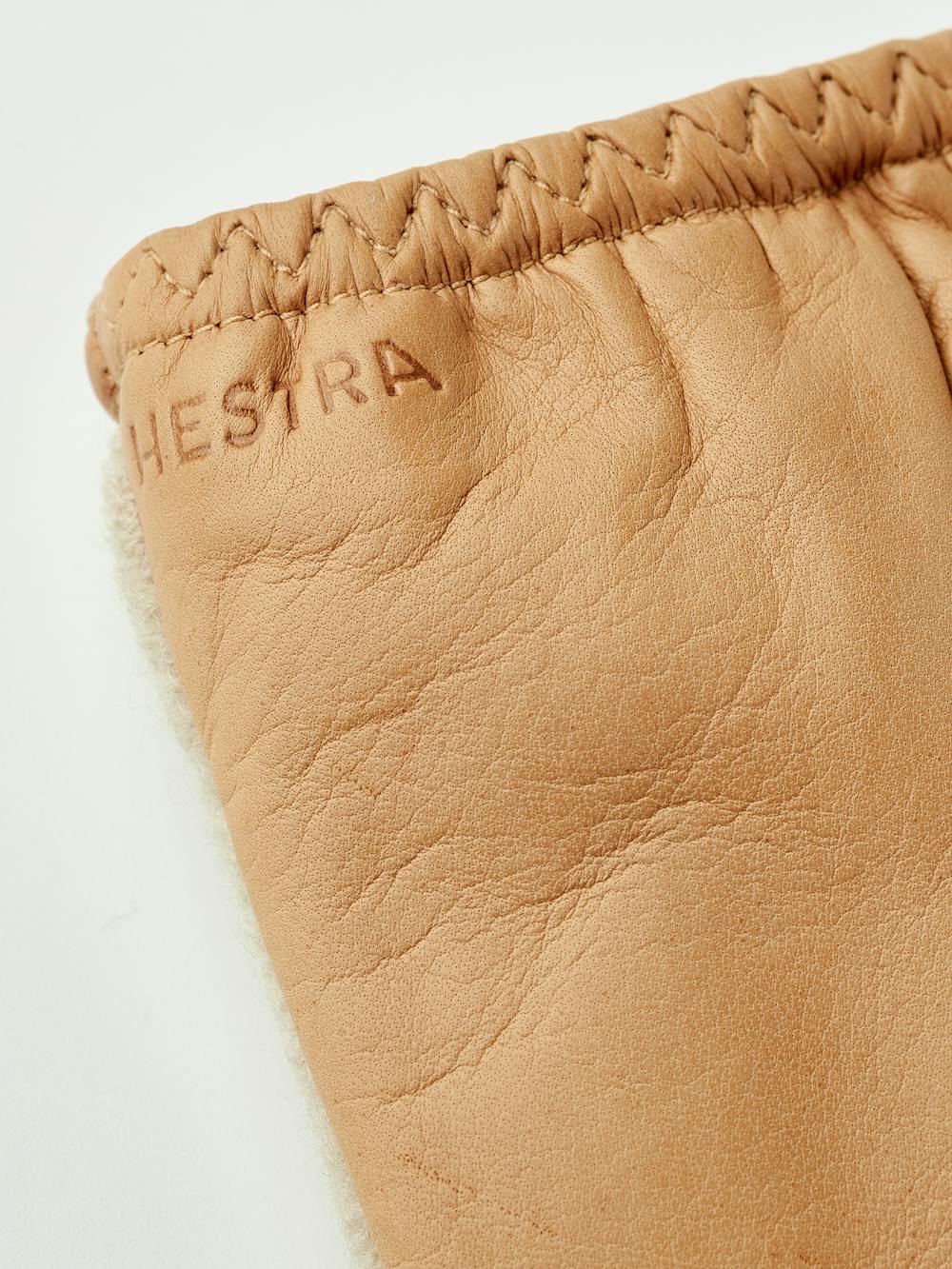 Dunkelbeiger Lederhandschuh aus Haarschafleder mit beigem Bouclé-Strick auf der Oberhand und kleiner Schleife
(5 oder 5)