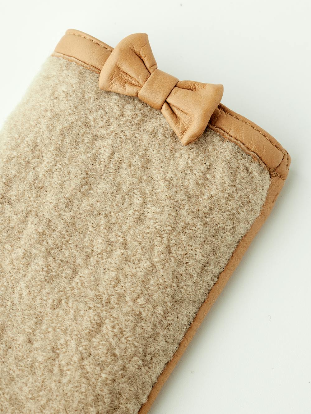 Dunkelbeiger Lederhandschuh aus Haarschafleder mit beigem Bouclé-Strick auf der Oberhand und kleiner Schleife
(4 oder 5)