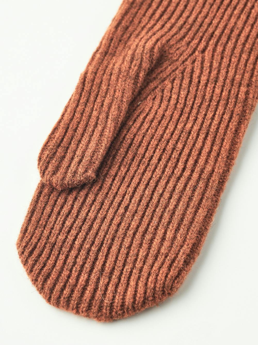 Brick red mitten in wool blend (2 of 3)
