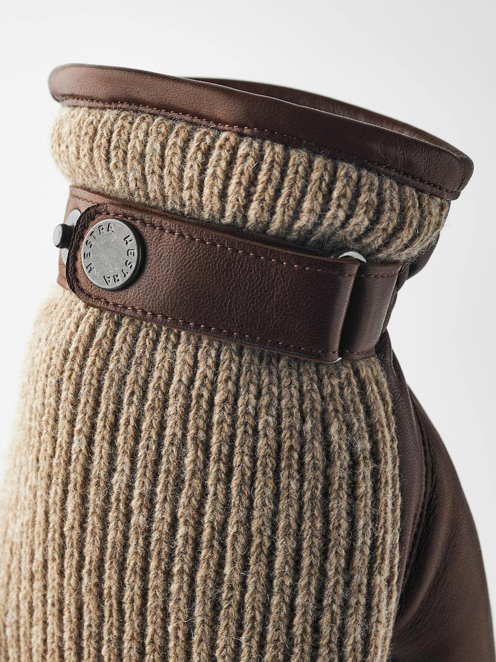 Ljusbrun maskinsydd handske i lammnappa med beige ribbstickad backhand i ull
 (5 av 5)