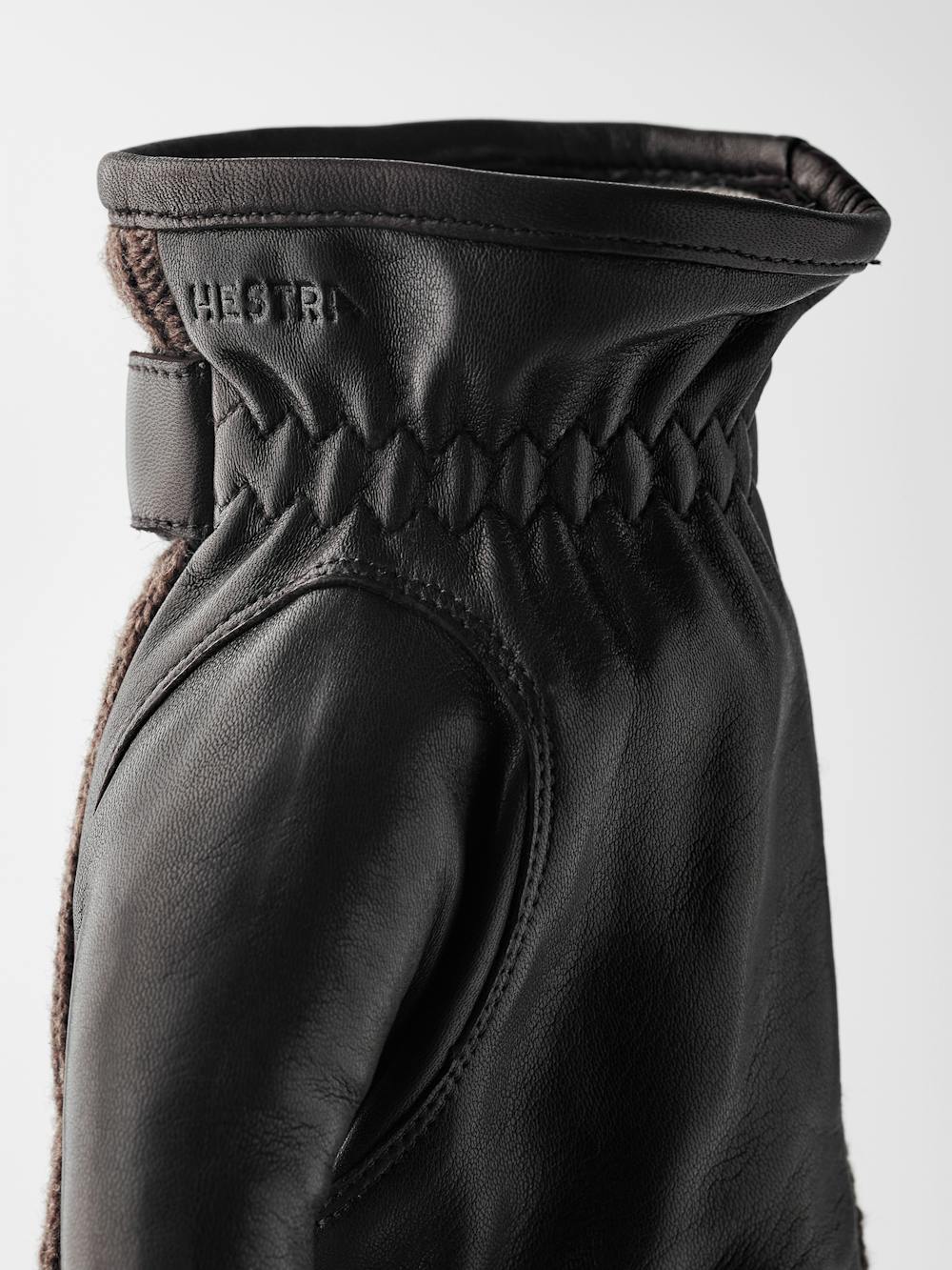 Mörkbrun maskinsydd handske i lammnappa med brun ribbstickad backhand i ull
 (4 av 5)