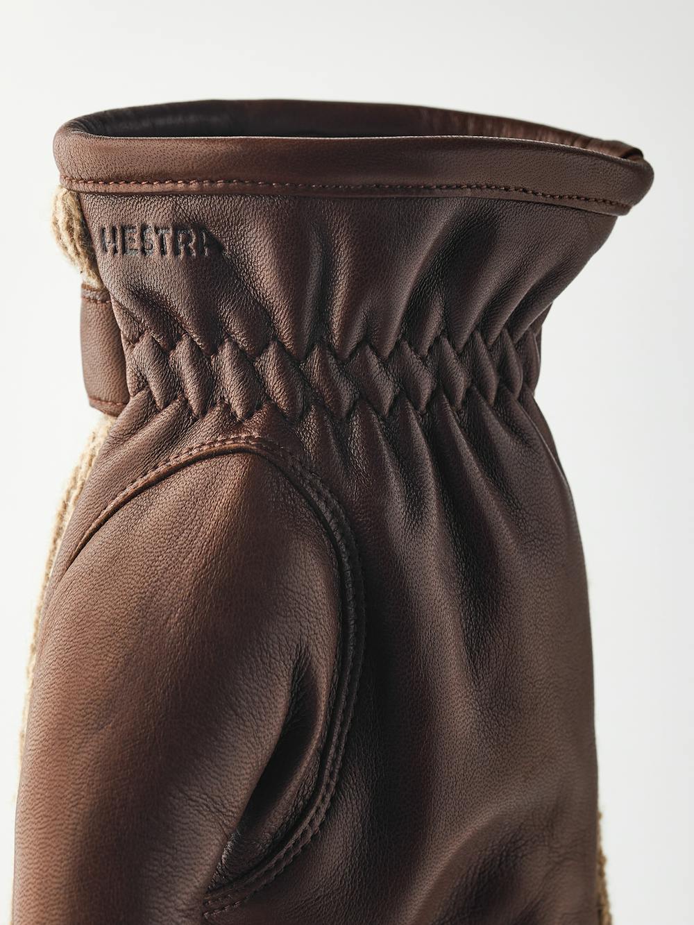 Ljusbrun maskinsydd handske i lammnappa med beige ribbstickad backhand i ull
(4 av 5)