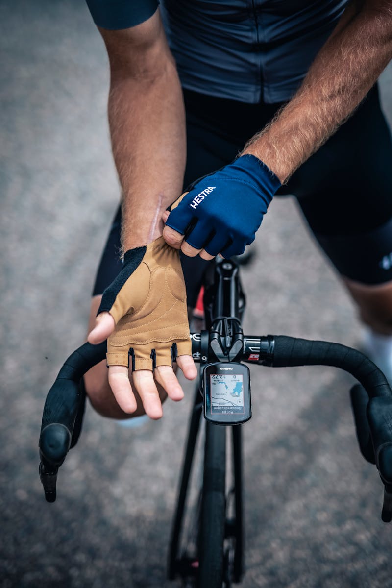 Spiro Short 5-finger in the color Navy & tan (10 of 10)