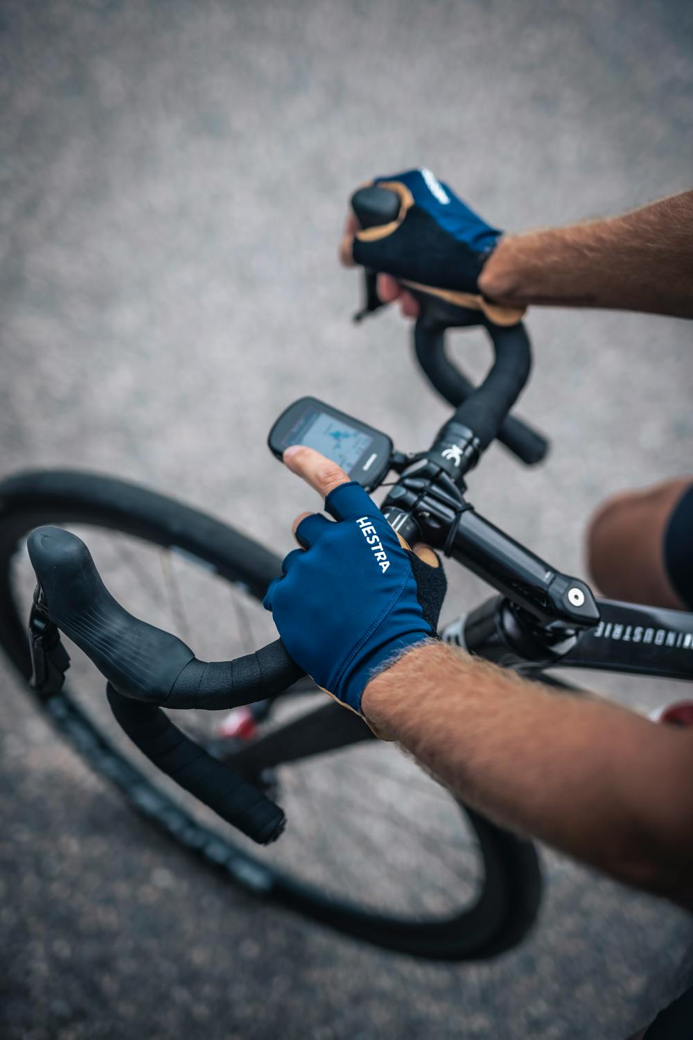 Spiro Short 5-finger in the color Navy & tan (2 of 10)