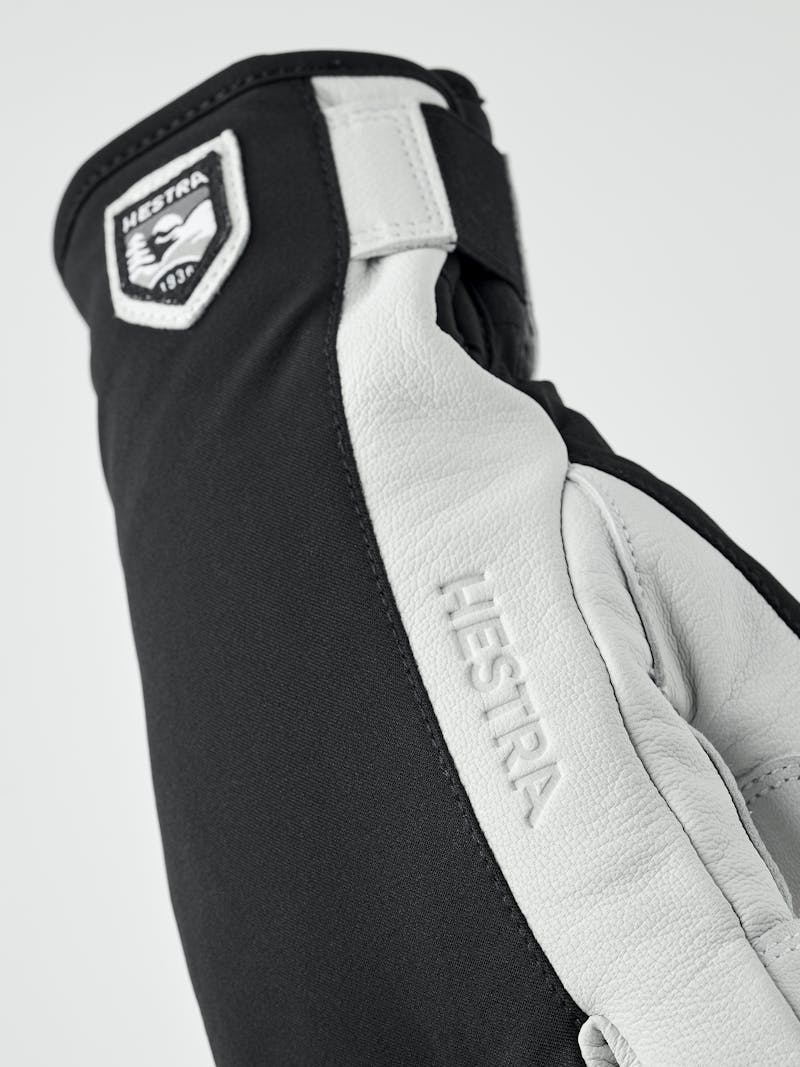 Flextron Motion Short 5-finger in the color Black & offwhite (5 of 6)