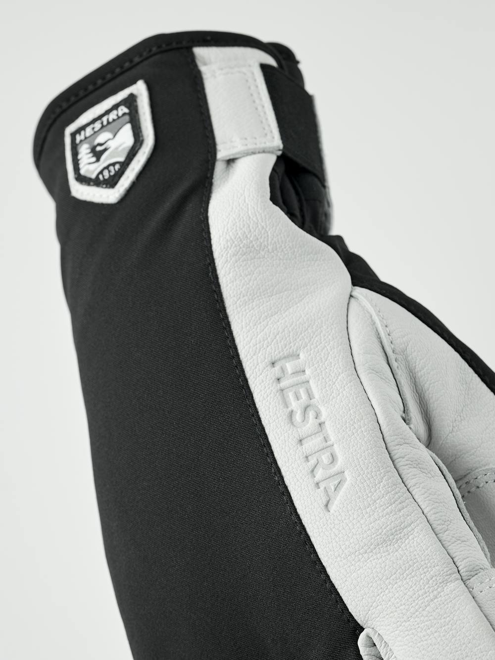 Flextron Motion Short 5-finger in the color Black & offwhite (5 of 6)