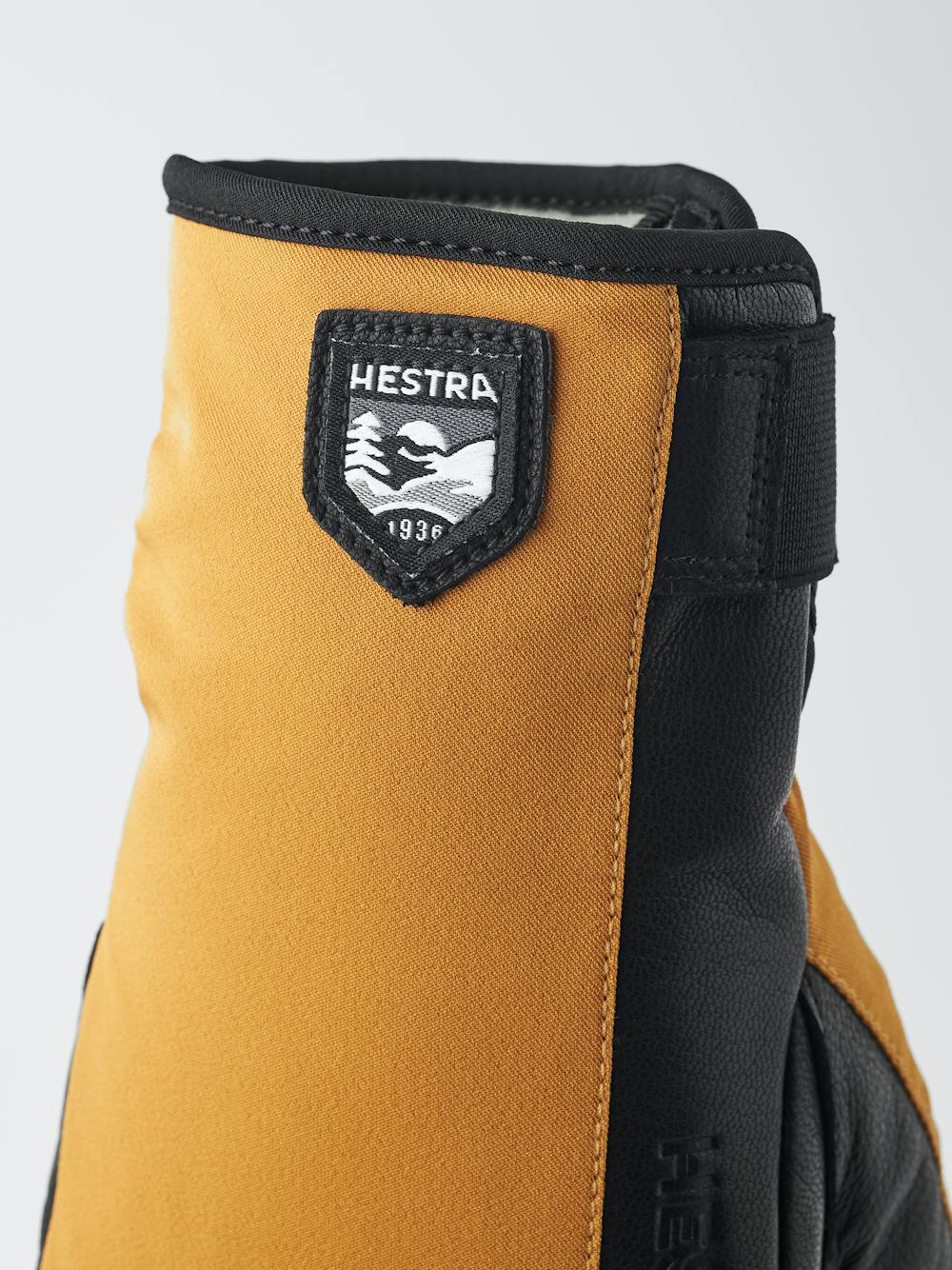 Flextron Motion Short 5-finger in the color Mustard / black (4 of 6)
