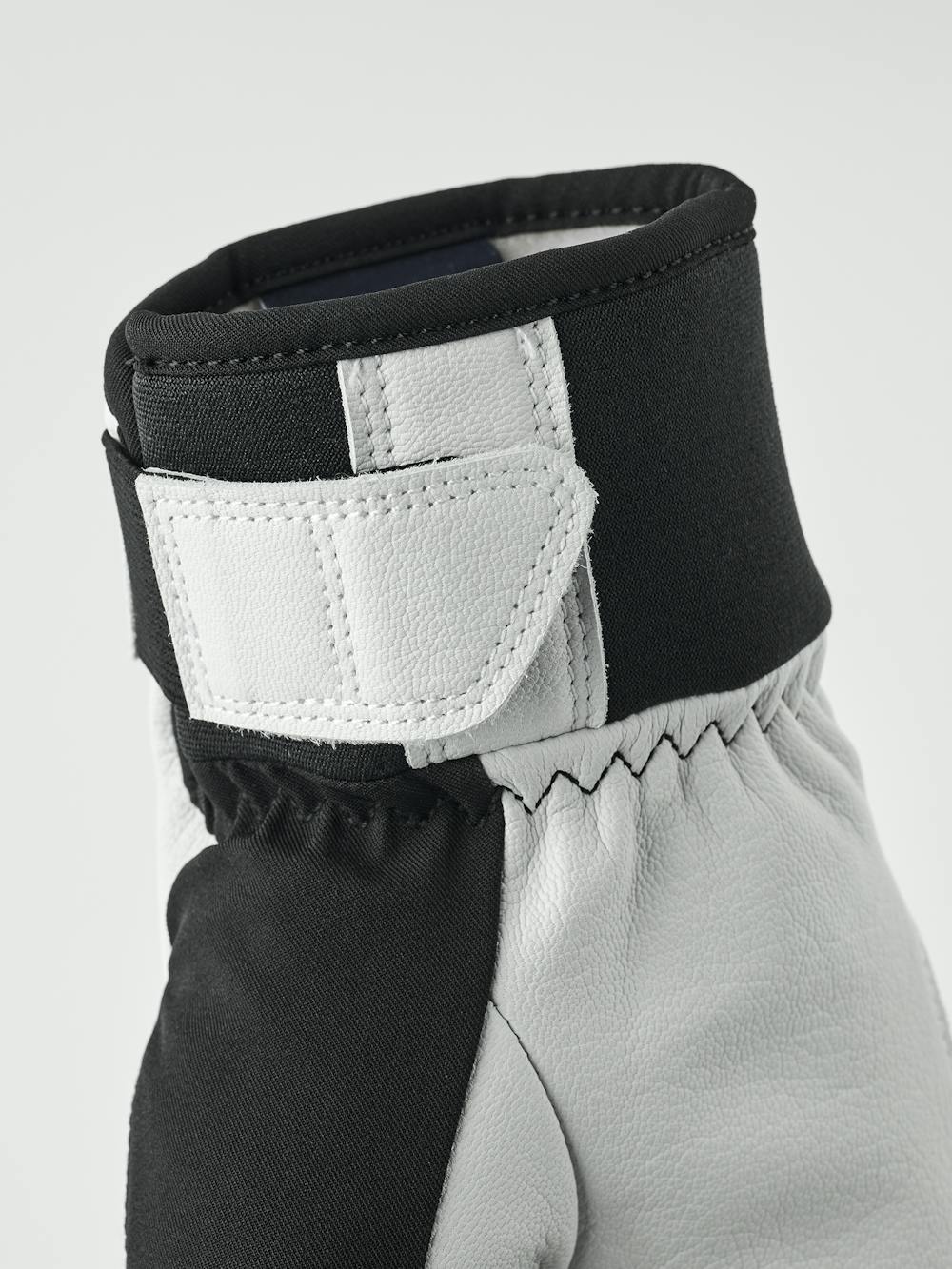 Flextron Motion Short 5-finger in the color Black & offwhite (3 of 6)