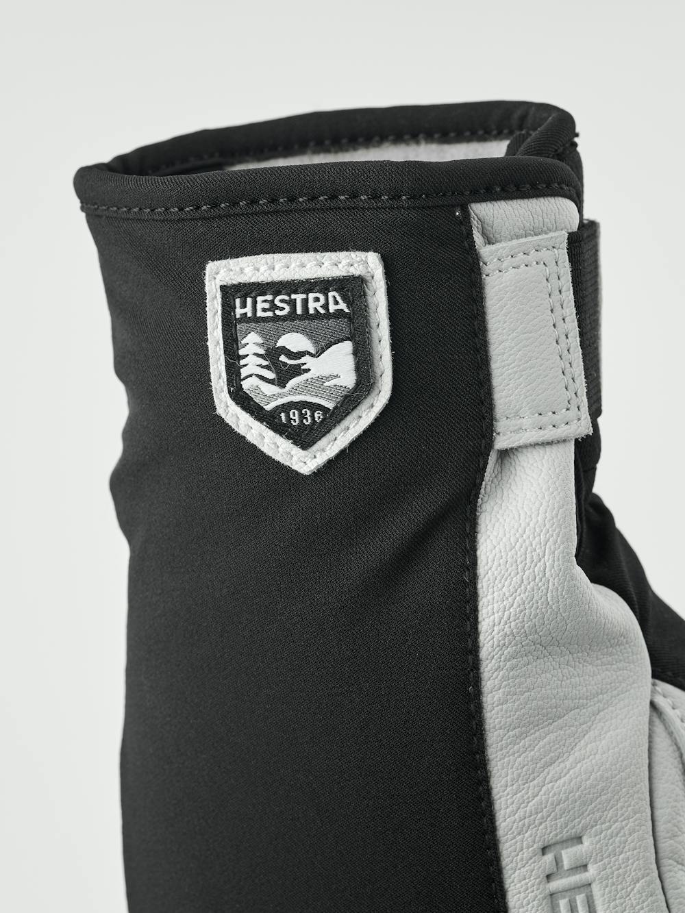 Flextron Motion Short 5-finger in the color Black & offwhite (2 of 6)