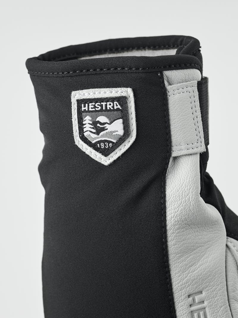 Flextron Motion Short 5-finger in the color Black & offwhite (2 of 6)