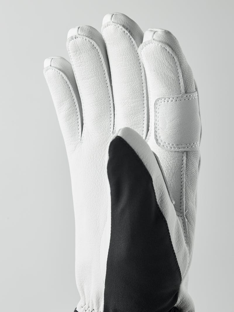 Flextron Motion Short 5-finger in the color Black & offwhite (6 of 6)