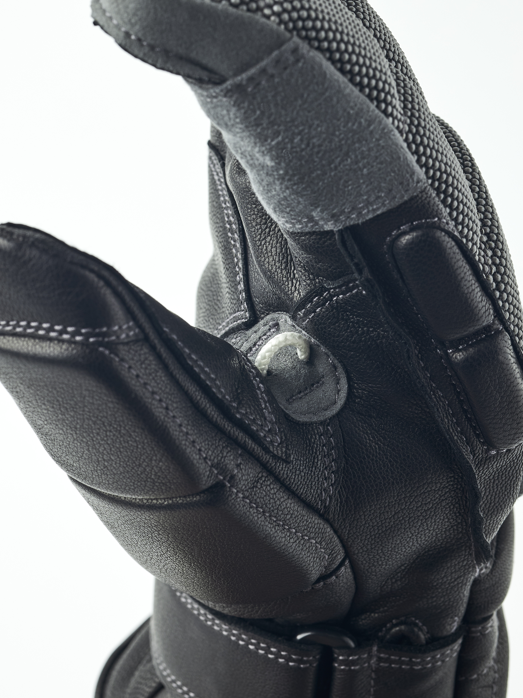 A classic racing glove, here extra reinforced and equipped with