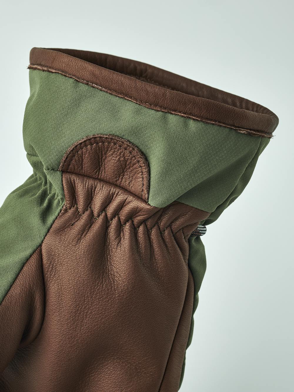 Vemdalen CZone 5-finger in the color Olive (3 of 5)