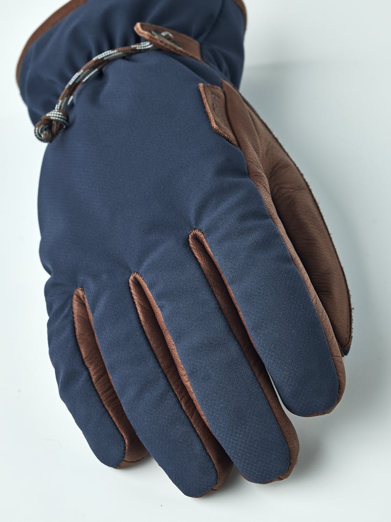 Vemdalen CZone 5-finger in the color Navy (2 of 6)