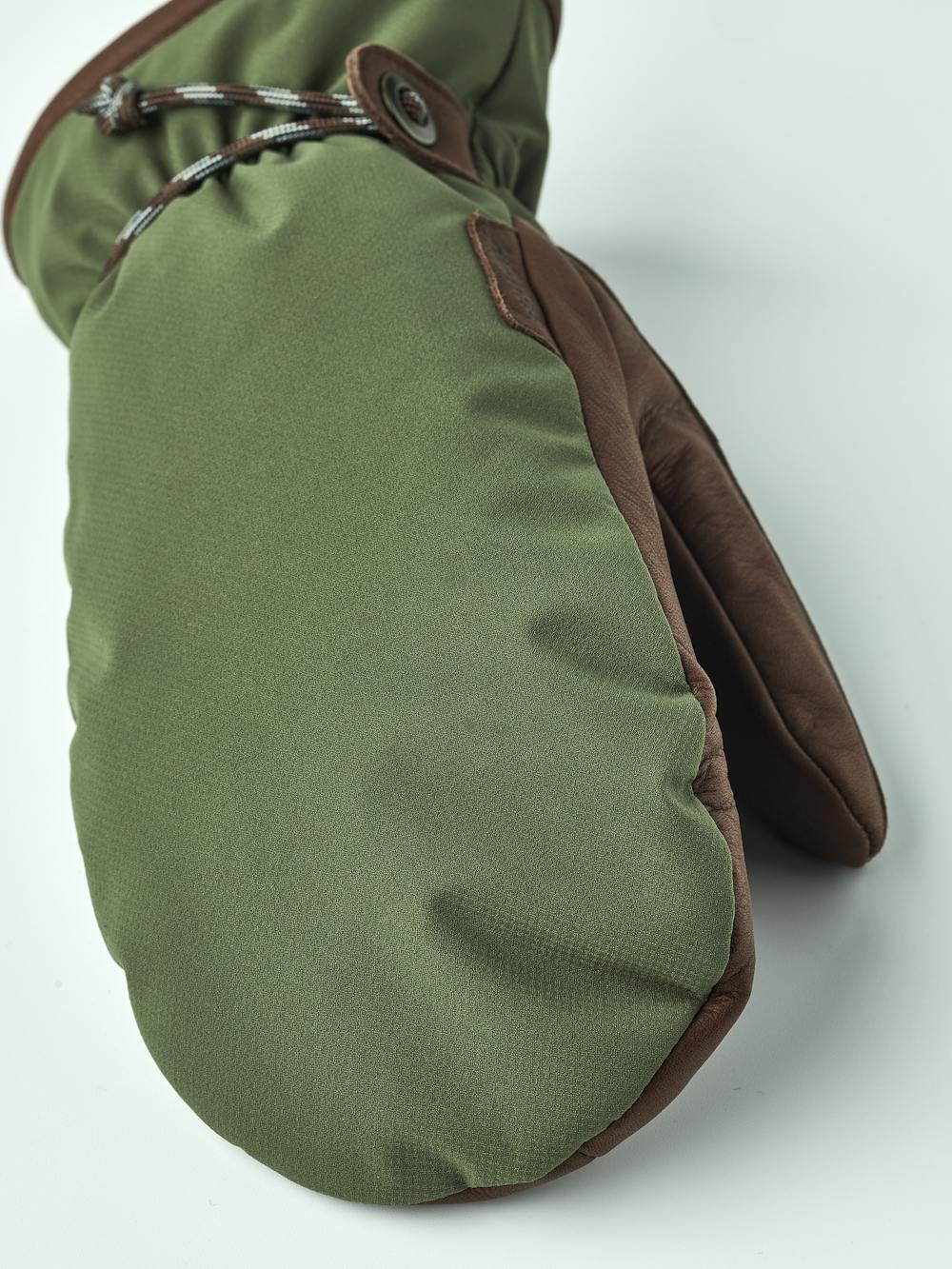 Vemdalen CZone Mitt in the color Olive (4 of 6)