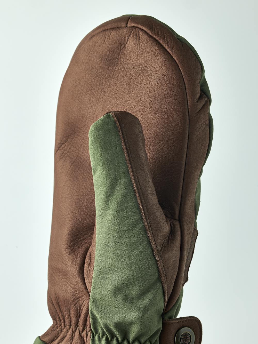 Vemdalen CZone Mitt in the color Olive (5 of 6)