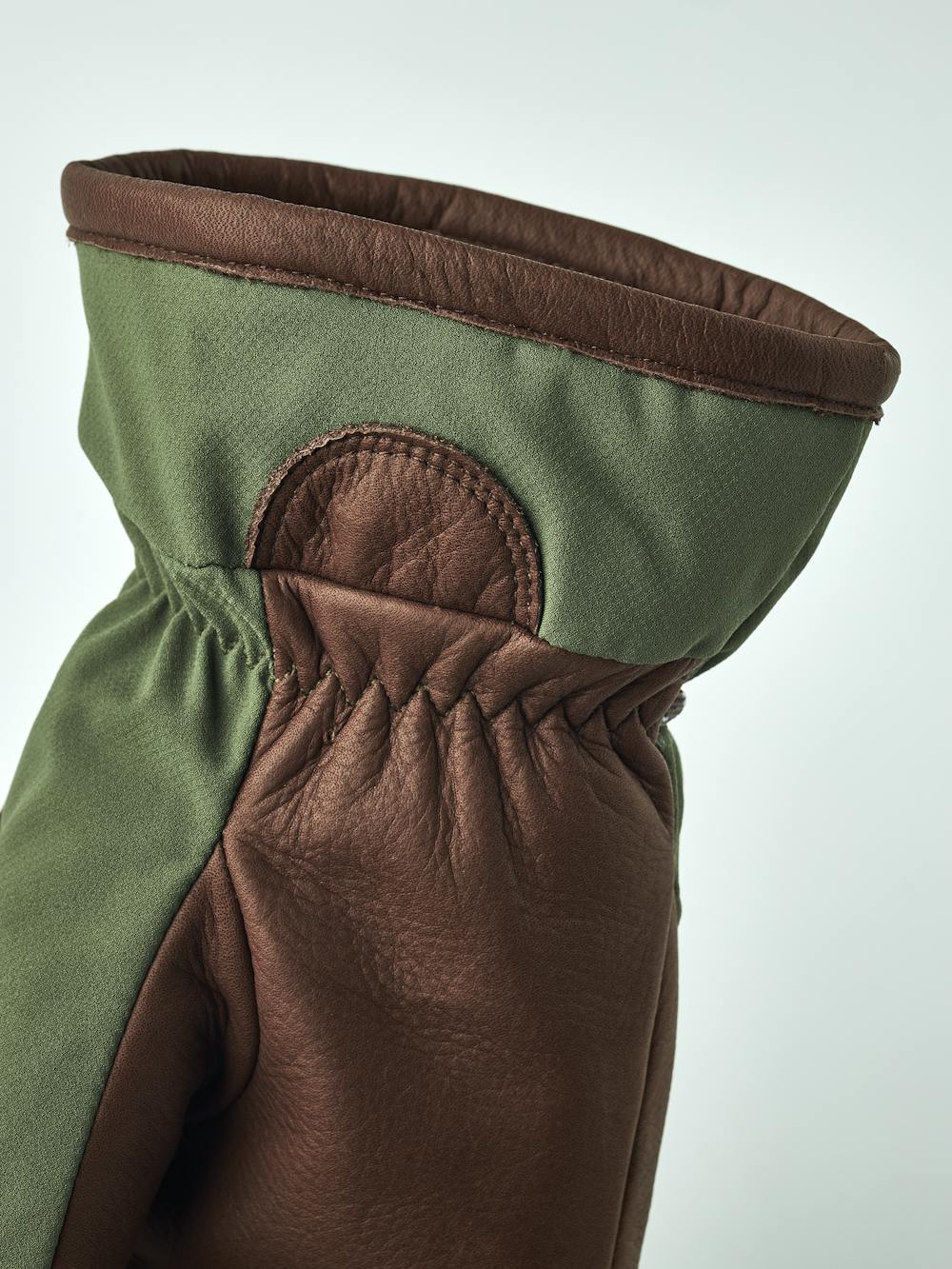 Vemdalen CZone Mitt in the color Olive (2 of 6)