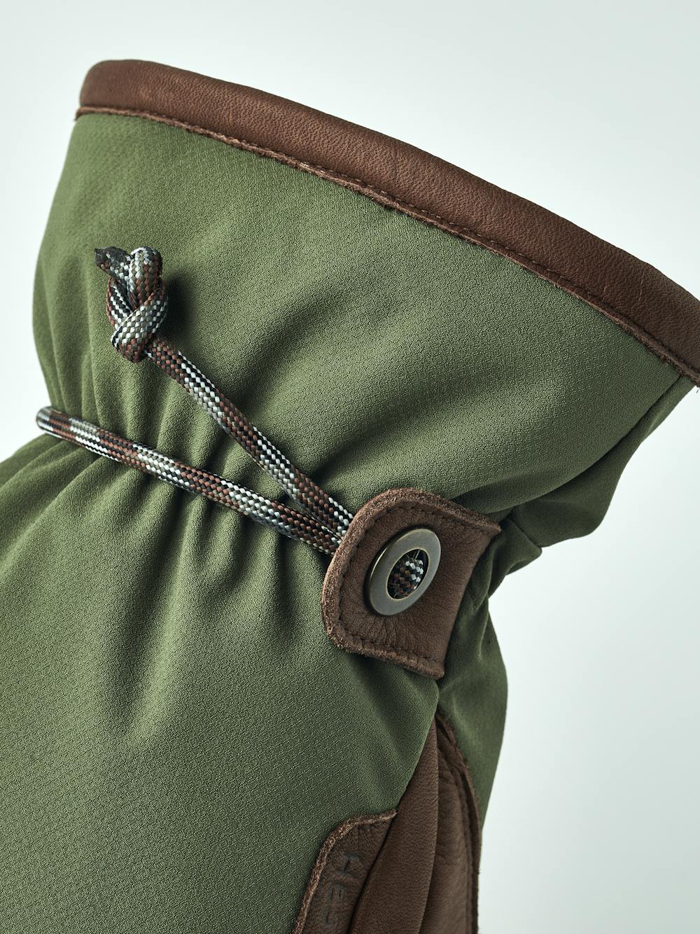 Vemdalen CZone Mitt in the color Olive (3 of 6)