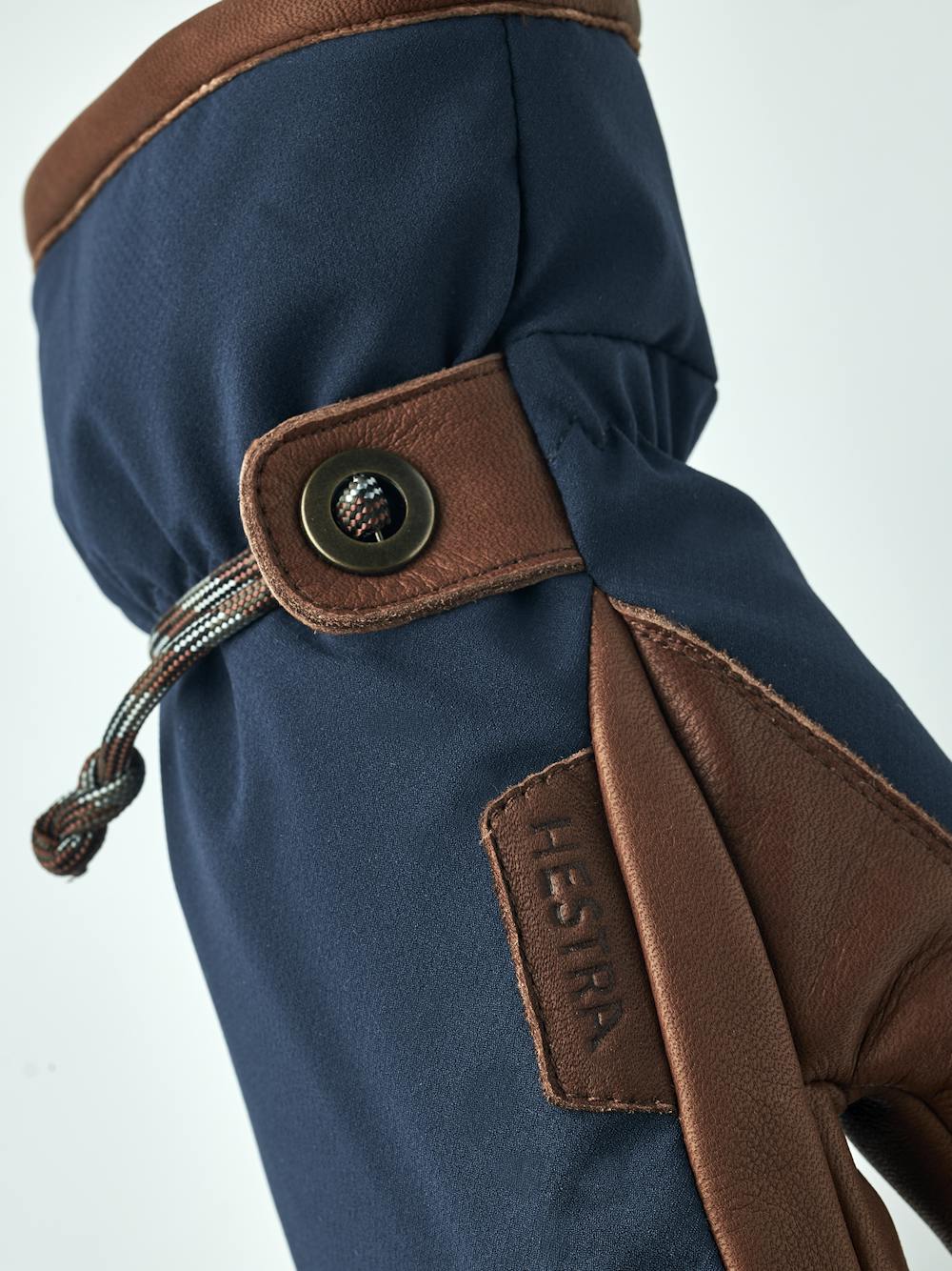 Vemdalen CZone Mitt in the color Navy (6 of 6)