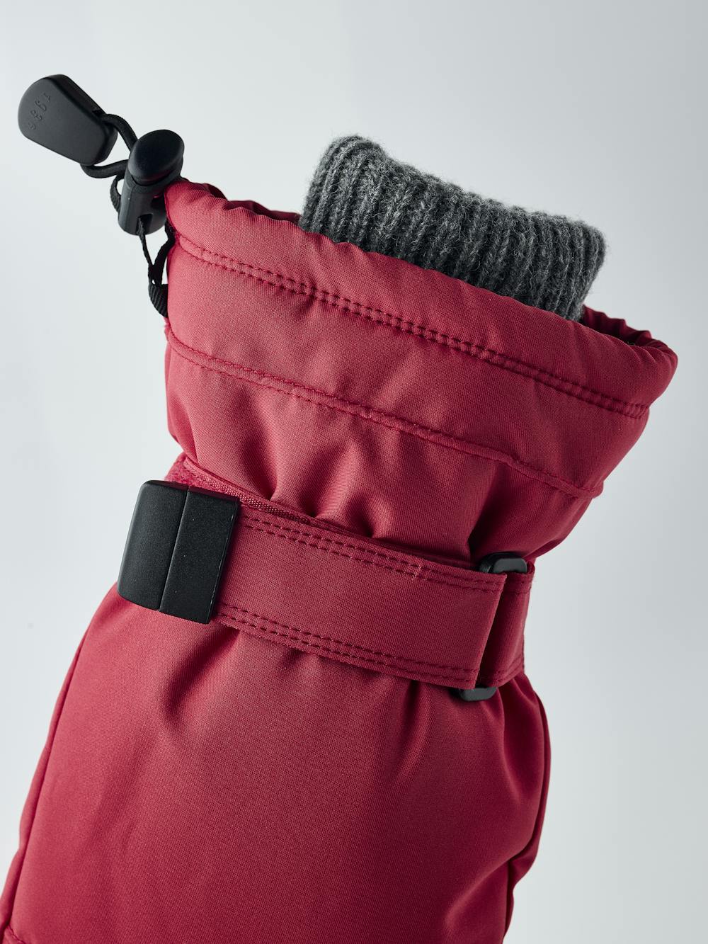 Cosy Mitt in the color Red (2 of 6)