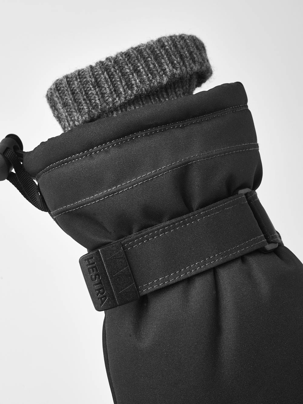 Cosy Mitt in the color Black (4 of 5)