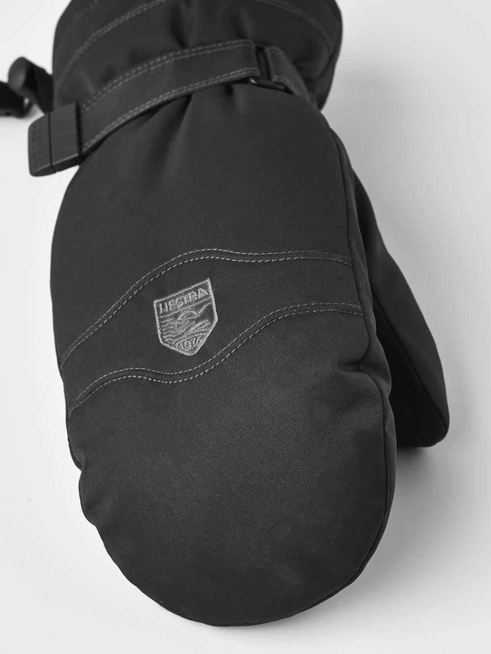 Cosy Mitt in the color Black (2 of 5)