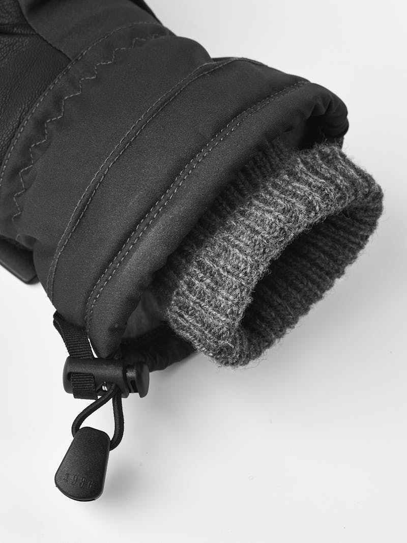 Cosy Mitt in the color Black (5 of 5)