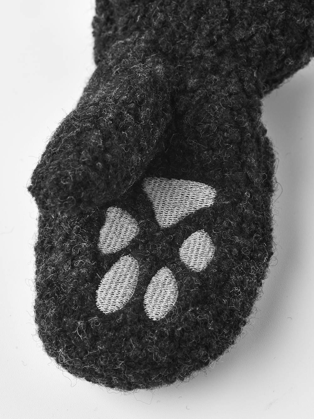 Paw Mitt in the color Charcoal (2 of 3)