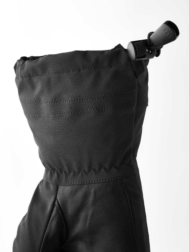 Heli Mistral Jr Mitt in the color Black (3 of 7)