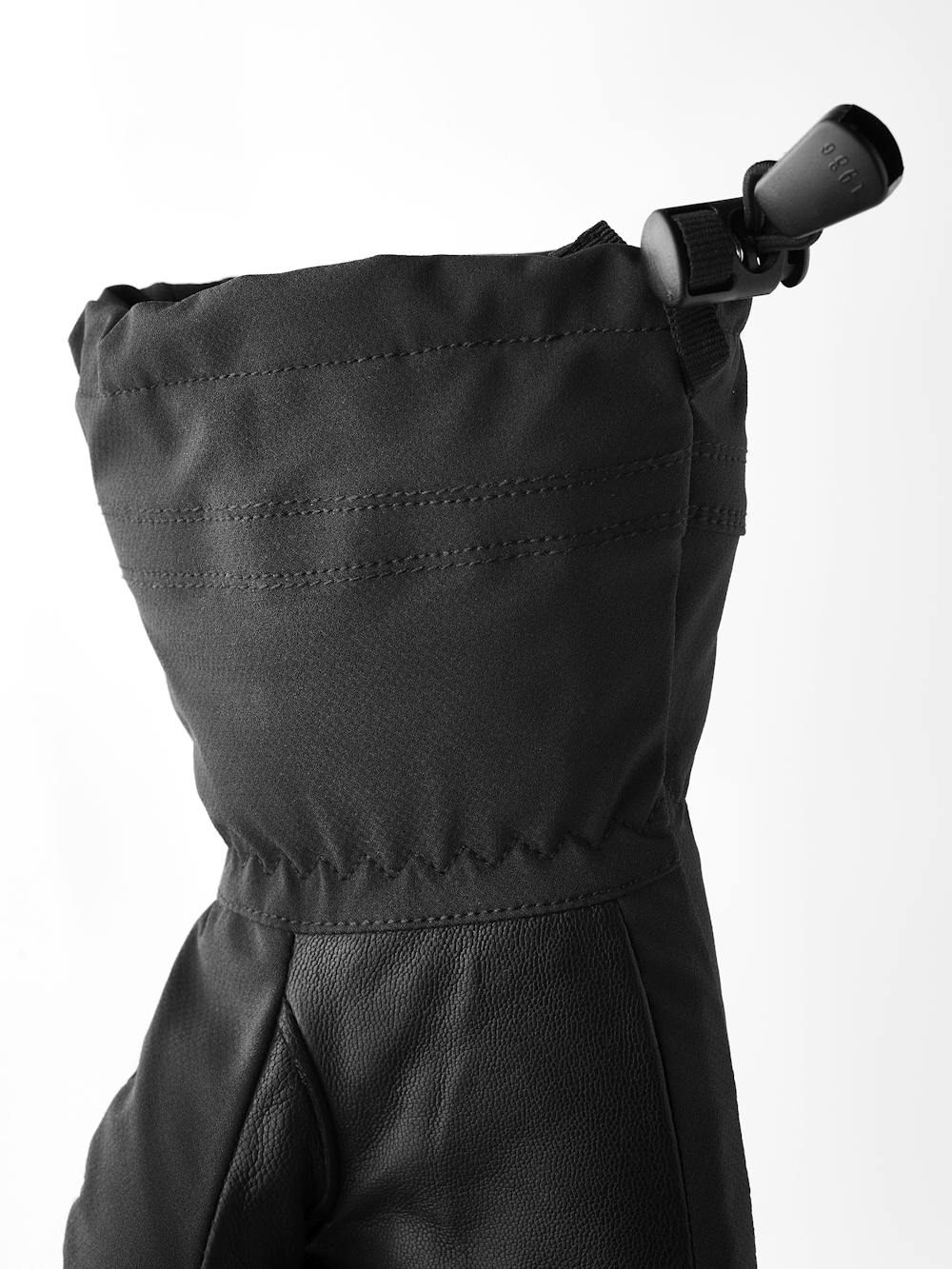 Heli Mistral Jr Mitt in the color Black (3 of 7)