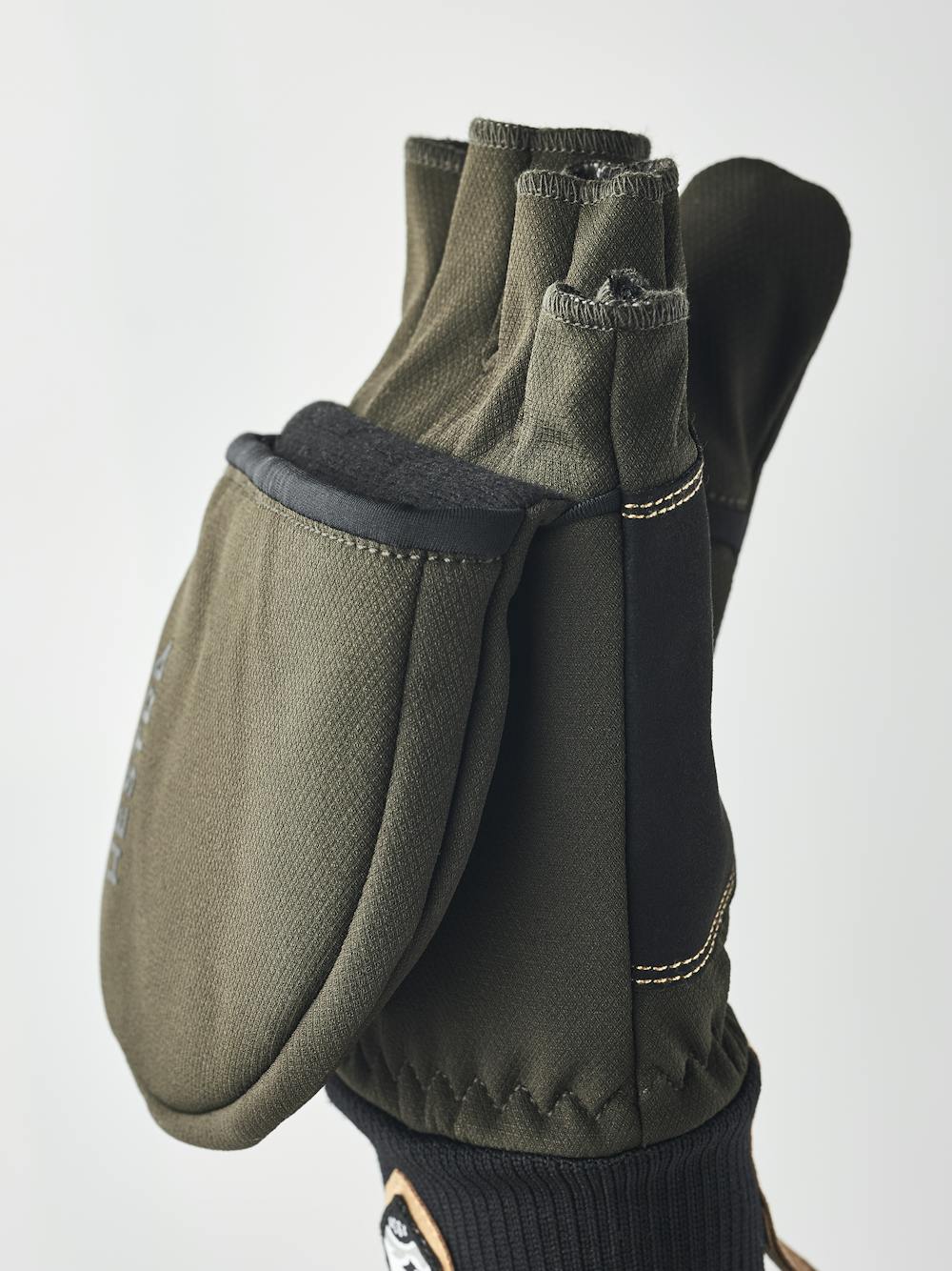 Windbreaker Pull Over Mitt in the color Dark forest (7 of 8)