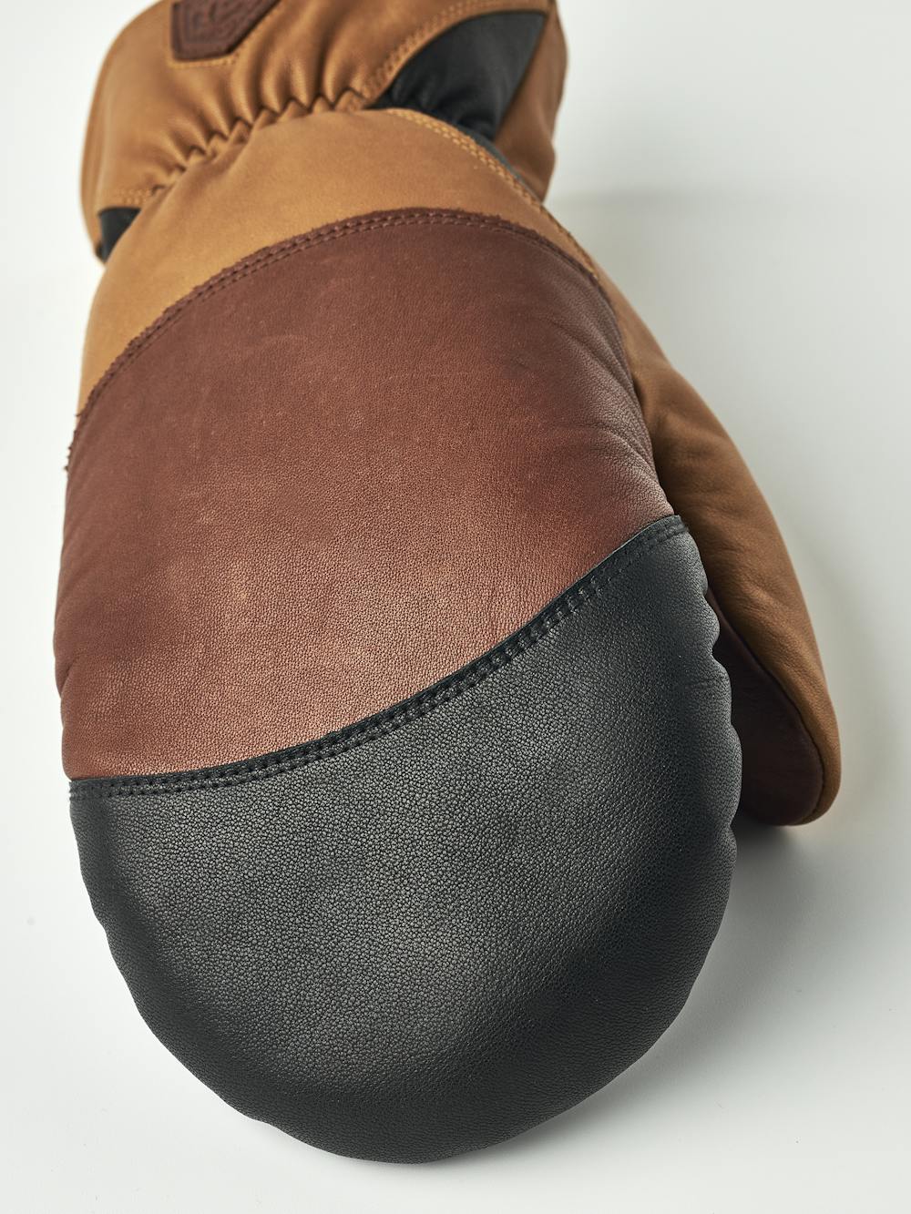 reMix Mitt in the color Brown/cork (3 of 5)