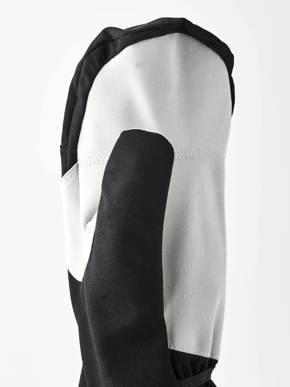 XC Over Mitt in the color Black (3 of 6)