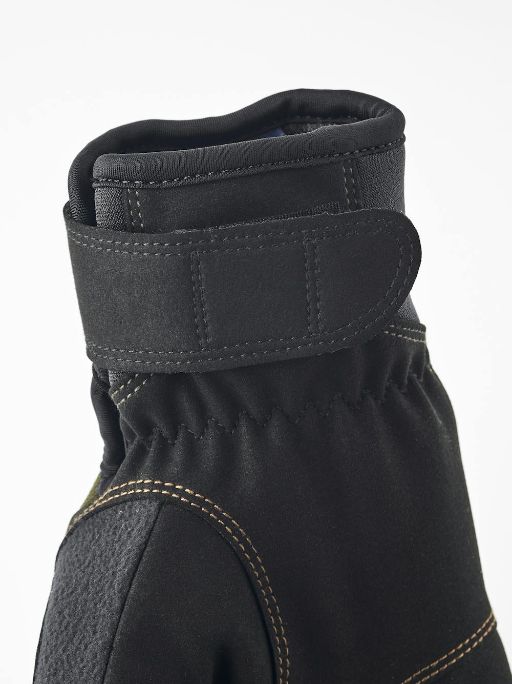 Ergo Grip Wool Touring 5-finger in the color Dark Forest/Black (2 of 6)