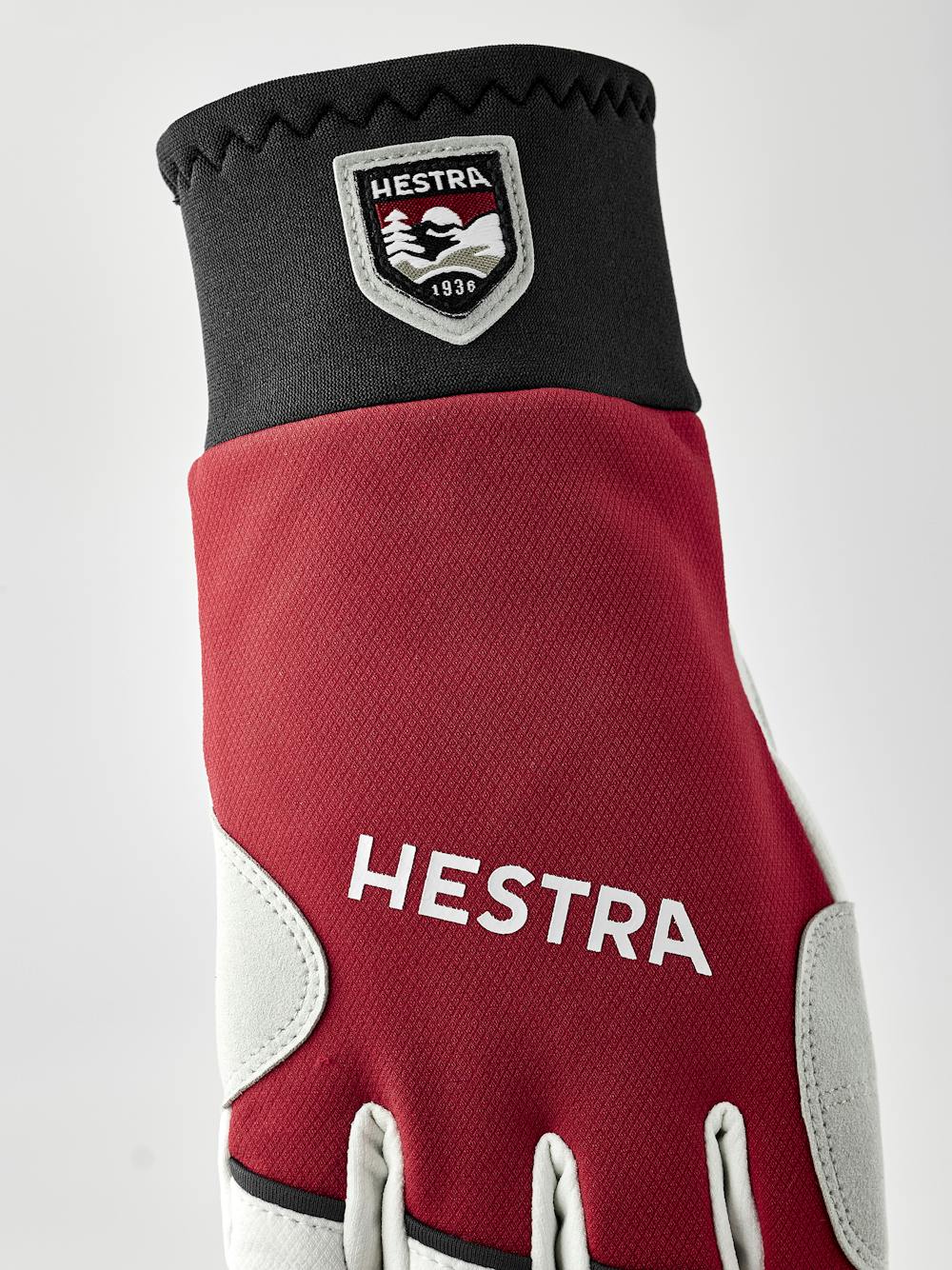 XC Tracker 5-finger in the color Red (2 of 5)