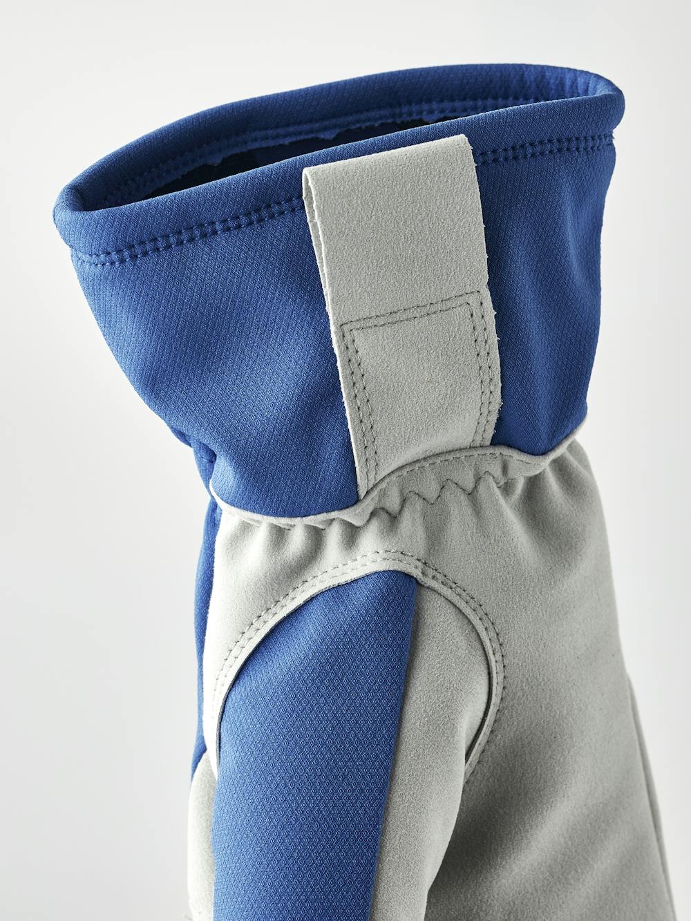 XC Tracker Mitt in the color Royal blue (5 of 5)