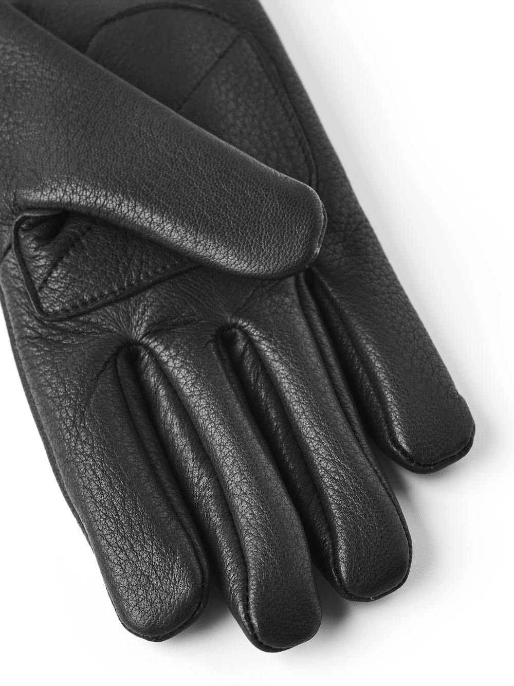 Amber in the color Black (4 of 6)