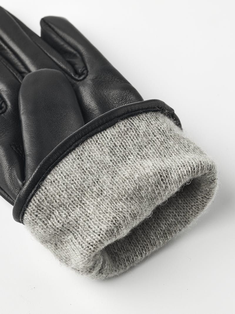 Menja in the color Black (3 of 6)